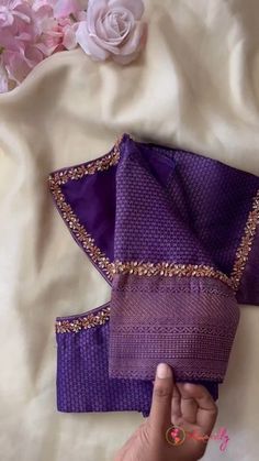 Bluse Latest Design Work, Border Blouse Designs Silk, Simple Aari Blouse Designs For Saree, Pattern Blouses For Silk Sarees, Blouse Back Tassel Design, Purple Aari Work Blouse Designs, Simple Neck Aari Design, Purple Blouse Aari Work Design, Back Of Blouse Designs