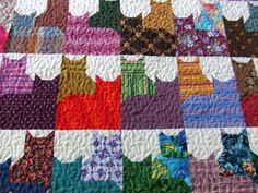 a quilt with many different colored cats on it