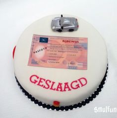 a cake decorated with a car and the name geslagd on it's side