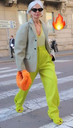 Minimalist Trousers Outfit, Brunch Event Outfit, Street Style Fashion Week 2023, 2023 Fashion Street Style, Fall Street Style 2022, Colorblocking Outfit, Orange Street Style, Street Fashion 2023, Work Street Style