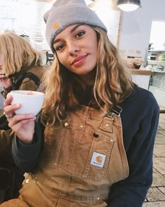 Carhartt Overalls Women Outfit, Carhartt Women's Outfit, Carhartt Overalls, Granola Girl Aesthetic, Beanie Outfit, Carhartt Women, Instagram Outfits, Granola Girl, 영감을 주는 캐릭터