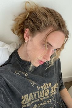 Long Hair Guys Styles Straight, Doris Revelis, Medium Length Haircut Gender Neutral, Men Growing Out Hair Stages, Masc Haircuts For Round Faces, Long Hair Guys Styles, Masc Long Hair, Blonde Hair Boy, Long Blond