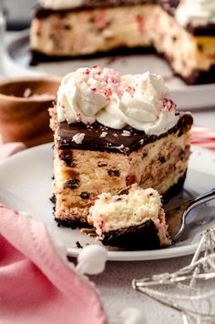 This festive peppermint bark cheesecake features a creamy white chocolate peppermint filling dotted with mini chocolate chips and candy cane bits and a velvety smooth chocolate peppermint ganache topping. Use my no-foil method to make the easiest cheesecake water bath. | peppermint bark cheesecake | peppermint bark cheesecake recipe | holiday cheesecakes | holiday cheesecakes christmas | best holiday cheesecakes | peppermint cheesecake recipes