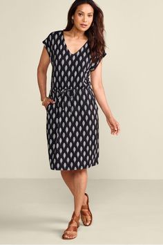 Looking for your next grab-and-go-anywhere dress? This one's easy-moving, lightweight and soft. Day or night, the V-neckline and knee length flatter, and it has a comfortable elastic waist (with drawstrings!) to fine-tune the fit. Pockets give it that extra wear-anywhere potential. Misses 38 in long. Dresses Above The Knee, Wide Leg Leggings, Soft Surroundings Dresses, Tunic Leggings, Suede Fashion, Jumpsuit Skirt, Knit Short, Velvet Fashion, Soft Surroundings