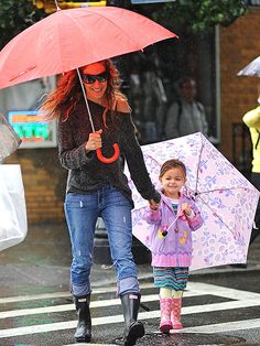 Sarah Jessica Parker Street Style, Rain Boots Outfit, Hunter Short, Slouchy Knit Sweater, Hunter Wellies, Hunter Boot, Short Rain Boots