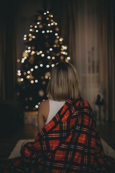 December Picture Ideas, Christmas Posing Ideas, Christmas Photo Ideas Instagram, Home Photoshoot Woman, Christmas Self Portrait, Photography Poses Winter, Xmas Photoshoot Ideas, Creative Christmas Photoshoot, Christmas Meditation