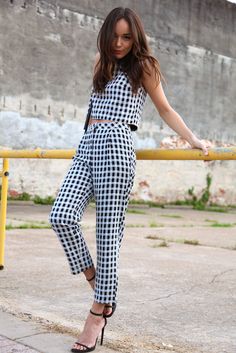 Matchy Matchy! Love this look from Ashley http://ashley-ringmybell.blogspot.co.uk Midi Rock Outfit, Crop Top Styles, Gingham Outfit, Matching Pants Set, Black Capri Pants, Plaid Crop Top, Western Outfit, Rock Outfit, Gingham Tops