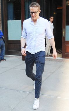 Celebrity Fashion Trends, Summer Fashion Trends, Celebrity Outfits, Mens Fashion Summer, Blue Pants, Mens Casual Outfits