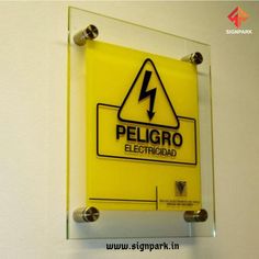 a sign on the wall that says peligro electric dad with a lightning bolt above it