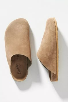 These Italian-made luxe leather slippers feature a molded footbed and closed toe design for maximum comfort. Modesty Journey, Slide On Shoes, Wool Clogs, New Routine, Boho Queen, Seychelles Shoes, Fall Fit, Leather Slippers, Slide In