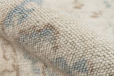 the texture of a rug with blue and white colors is shown in this close up photo