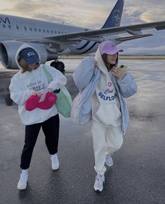 Airport Outfit With Hoodie, Bff Airport Pictures, Nike Airport Outfit, Best Friend Airport Pictures, Airport Photos Instagram, Aesthetic Airport Pictures, Airport Photo Ideas, Airport Outfit Aesthetic, Airport Ideas