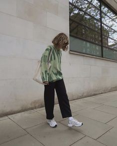 Chloe Hayward, Pr Gift, Picnic Inspo, Normcore Fashion, New Balance Outfit, Anime Makeup, Work Fits, Mum Fashion, Chill Outfits