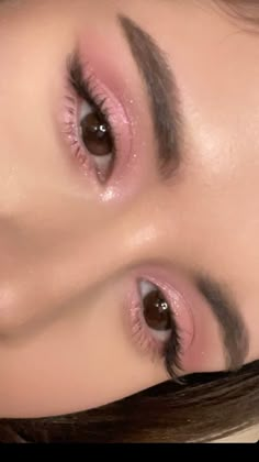 Natural Soft Pink Makeup, Brown Eyes Pink Makeup, Pink Eye Makeup Aesthetic, Settle Pink Eye Makeup, Pink Makeup Aesthetics, Pink Makeup Brown Eyes, Sleeping Beauty Eye Makeup, Light Pink Eyeshadow Looks Natural, Brown Eyes Pink Eyeshadow