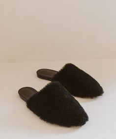 Shearling Mule Black Moroccan Slippers, Animal Hide, Black Slides, Jenni Kayne, Leather Mules, Vintage Jeans, Mule Clogs, Mules Shoes, Simple Outfits