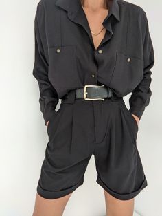 Silk Shorts Outfit, Tailored Shorts Outfit, Bartender Outfit, Bermuda Shorts Outfit, 80s Suit, Black Shorts Outfit, Bra Outfit, Formal Shorts, Short Noir