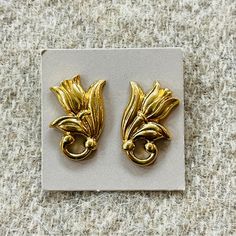 Size : 1 In Excellent Condition, No Box Details See Pictures And All Sale Are Final Avon Jewelry Vintage, Flower Earrings Gold, Flowers Earrings, Avon Vintage, Avon Jewelry, Vintage Avon, Flower Earrings, Earrings Gold, Spring Flowers