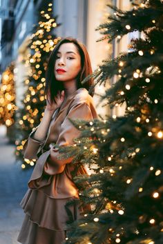 Paris Christmas photoshoot Christmas Lights Portrait Photography, Christmas Magic Photography, Christmas Light Portraits, Christmas City Photoshoot, Winter Photoshoot City, Outdoor Christmas Lights Photoshoot, Christmas Photoshoot Woman, Christmas Pics Ideas, Winter City Photoshoot