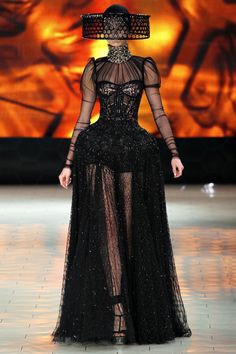 Alexander Mcqueen Fashion, Mcqueen Fashion, Fall Style, Mode Inspiration, Couture Fashion, Paris Fashion, Runway Fashion, A Black, Paris Fashion Week