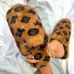 Style Fashion, Stylish Item Slippers Upper Material Closed Toe Toe: Slip-On Fuzzy Slides Outfit, Lv Slippers, Fuzzy Slides, Slides Outfit, Diy Slippers, Cute Slippers, Faux Fur Slippers, Fashion Slippers, Brown Fur