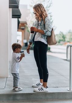 Friday Wear, Adidas Superstar Outfit, Mom And Son Outfits, Superstar Outfit, Looks Adidas, Cella Jane, Adidas Shoes Superstar, Productive Things To Do, Toddler Boy Fashion