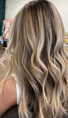 Bayalage Dirty Blond, Light Blonde Highlights On Dark Brown Hair, Crown Highlights, Blonde Highlights And Lowlights, Khloe Hair, Dirty Blonde Hair Color Ideas, Blonde Hair Goals