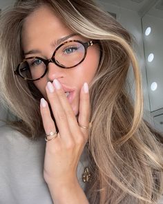 Glasses Inspo Women, Hanna Schonberg, Itgirl Aesthetic, Miu Miu Glasses, Glasses Inspiration, Chic Glasses, Ideas Regalos, Sunglasses Outfit, Miu Miu Sunglasses