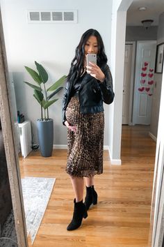 Leather Leggings Pregnant, Maternity Leather Leggings Outfit, Leggings Outfit Pregnant, Pregnancy Concert Outfit, Pregnant Concert Outfit, Edgy Pregnancy Outfits, Edgy Maternity Outfits, Pregnant Baddie, Future Mom Goals