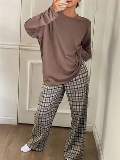 Café integral  Collar     Embellished No-Elástico,Elástico Ligero Todo Pajamas And Loungewear, Cool Pajamas Women, Sweatpants Pajamas Outfit, Cute Pjs Long Sleeve, Dark Academia Pajamas Aesthetic, Pajama Set Long Sleeve, Classic Pajamas Women, Lazy Pajama Outfit, Pajamas Aesthetic Outfit