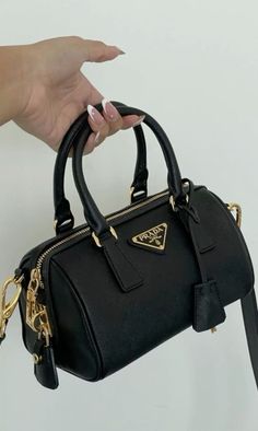 Guess Bags Aesthetic, Expensive Bag, My Style Bags, Trendy Purses, Luxury Bags Collection, Handbag Essentials, Girly Bags, Luxury Purses, Fancy Bags