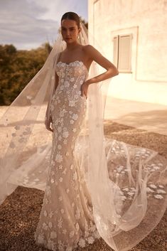 Elegant Floral Lace Mermaid Wedding Gown with Removable High Neck Top Plus Size - WonderlandByLilian Mermaid Wedding Gown, Wedding Dresses With Flowers, Wedding Gowns Mermaid, Lace Mermaid, Wedding Dress Sizes, High Neck Top, Top Plus Size, Mermaid Gown, Elegant Floral