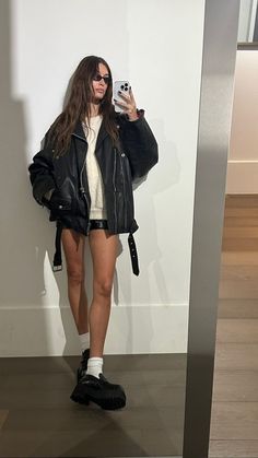 Casual Chic: The 2024 Style Guide for the Modern Woman Hailey Bieber Outfits, Hailey Bieber Style, Paris Mode, Models Off Duty