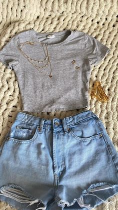 Cute Casual Jean Shorts Outfits, Outfits With Short Jeans, Cute Outfits With Shorts Summer, How To Style Shorts For Women, Light Wash Jean Shorts Outfit, Cute Outfit With Shorts, Cute Outfits With Denim Shorts, Cute Summer Jean Shorts Outfits, Summer Fit With Jeans