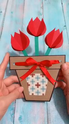 Fica lindo! vale a pena. 🌷 Kraf Kertas, Seni Dan Kraf, בר מצווה, Paper Flowers Craft, Kraf Diy, Paper Crafts Origami, Flower Diy Crafts