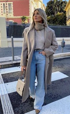 Outfits realistas para el frío perfectos para la oficina | Es la Moda Fall White Trousers Outfit, February Fashion 2024, What To Wear In Nyc In March, Mom Fall Outfits 2023, Nyc Broadway Outfit, Really Cold Weather Outfits, Light Wash Jeans Outfit Fall, Winter Coat Outfit, Nyc Winter Outfits