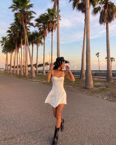 Cowboy Hat Festival Outfit, Coastal Cowgirl Fashion, Coastal Cowboy Party, White Dress Cowgirl Boots Outfit, Cowgirl White Dress, Dress With Cowboy Hat, Coastal Cowboy Outfit, White Cowgirl Outfit, White Dress Cowboy Boots