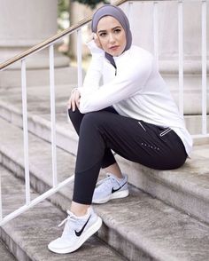 Hijab Street Style, Sporty Hijab, Celana Jogger Wanita, Sport Look, Street Hijab Fashion, Hijab Collection, Oufits Casual