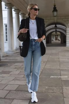 Black Blazer Outfit, Stile Hijab, Blazer Outfits Casual, Looks Jeans, Blue Jean Outfits, Blazer Outfits For Women, Skandinavian Fashion, Look Retro, Blazer Outfit