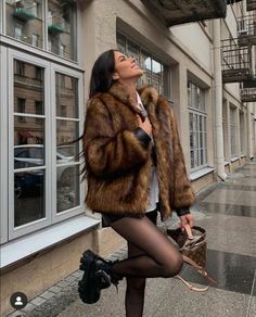 Fur Coats Aesthetic, Fur Outfit Aesthetic, Furcoats Outfits, Short Fur Coat Outfit, Brown Fur Coat Outfit, Outfits With Fur Coats, Fur Coat Photoshoot, Fur Aesthetic