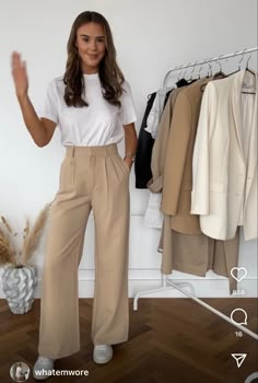 White Sneakers Outfit Summer, Cream Trousers Outfit, Beige Pants Outfit, Wide Leg Trousers Outfit, Beige Hose, Summer Business Casual Outfits, Outfit Elegantes, Trendy Outfit Inspo, Job Clothes