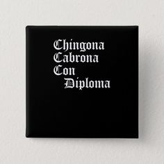 a black button with white writing on it that says,'chicago carbona con diploma '