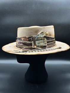 Description: Add a vintage touch to your spring look with our unique handcrafted hat! Made with luxurious merino wool and measuring 56cm, it's perfect for spring days. Each hat is unique, enriched with vintage charm, including a vintage scarf, dollar-shaped money clip and 1960s stars, with the addition of an authentic $1 bill. In an era dominated by mass production, we are committed to preserving the art and passion of craftsmanship. We use recycled fabrics and vintage accessories to create uniq Unusual Hats, Grandpa Style, Classy Outfits Men, 60s Style, Unique Hats, Beige Style, Fashion Revolution, Workwear Fashion, Mass Production