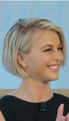 Chin Length Haircuts, Short Hair Hairstyles, Stacked Bob Haircut, Short Blonde Haircuts, Chin Length Hair, Bob Haircut For Fine Hair, Dye Ideas, Bob Hairstyles For Fine Hair, Short Bob Haircuts