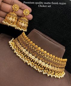 Heavy Gold Necklace Designs, Gold Necklace Set With Jhumka, Heavy Choker Necklace Gold, Gold Aad Jewellery, Heavy Gold Sets Jewelry Indian Design, Dubai Gold Jewelry Necklaces Bridal, 2 Tola Gold Set Design, Choker Necklace Designs Gold Indian, Edgy Engagement Ring