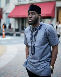 Chemise africaine purement faite à la main avec la broderie sur la poitrine Conçu pour toutes les occasions. Dautres couleurs sont disponibles . Il sagit dune longueur à manches courtes, mais peut être faite manches longues.  Achetez 2 ou 3 chemises de moi et être facturé livraison gratuite sur le Men African Outfit, African Outfit For Men, Prom Men, Dashiki Fashion, Dashiki For Men, Play Hacks, Nigerian Men Fashion