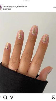 Christmas Tree Nail Designs, Festive Nail Designs, Christmas Tree Nails, Gold Nail Art, Cute Christmas Nails, Simple Gel Nails, Winter Nail Art, Gold Christmas Tree