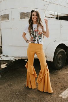 Ootd Vaquero, High Waisted Bell Bottoms, Nashville Country, Cowgirl Life, Lainey Wilson, Blue Jean Dress, Western Clothes, Heavy Sweaters, Cute Pants