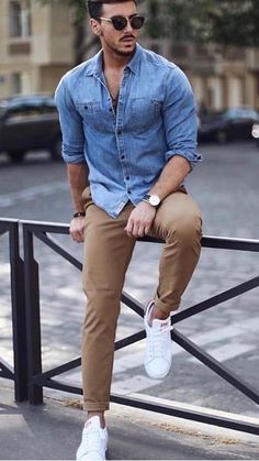 Mens Denim Shirt Outfit, Denim Shirt Outfits, Denim Shirt Outfit, Casual Denim Shirt, Shirt Outfit Men, Herren Style, Mens Fashion Casual Winter, Jeans Beige