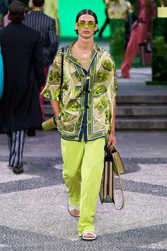 Versace Spring 2023 Menswear Fashion Show Collection: See the complete Versace Spring 2023 Menswear collection. Summer 2023 Men, Men Fashion Week, Versace Spring, Fashion Italy, Versace Fashion, Men Fashion Show, Mens Trendy Outfits, Mens Fashion Week