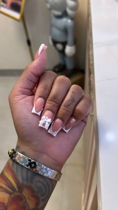 Friendship Nails, White Nail Ideas, Nail Cam, Bow Nail Designs, Bow Nails, Bow Nail, Girly Acrylic